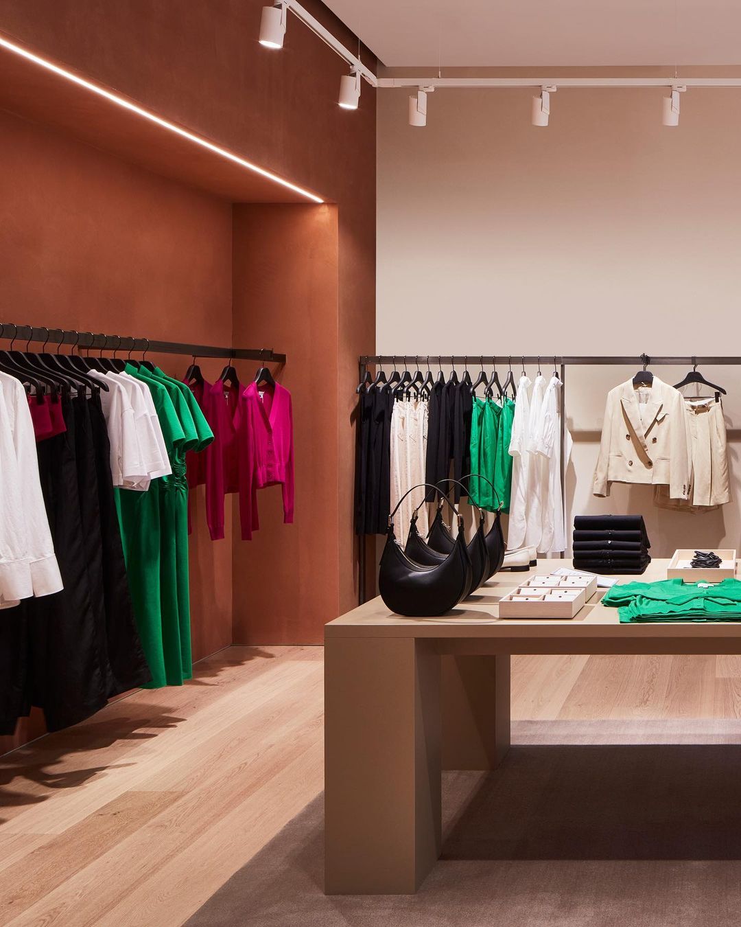 COS Edinburgh: Sustainable and Stylish Store in St James's Quarter